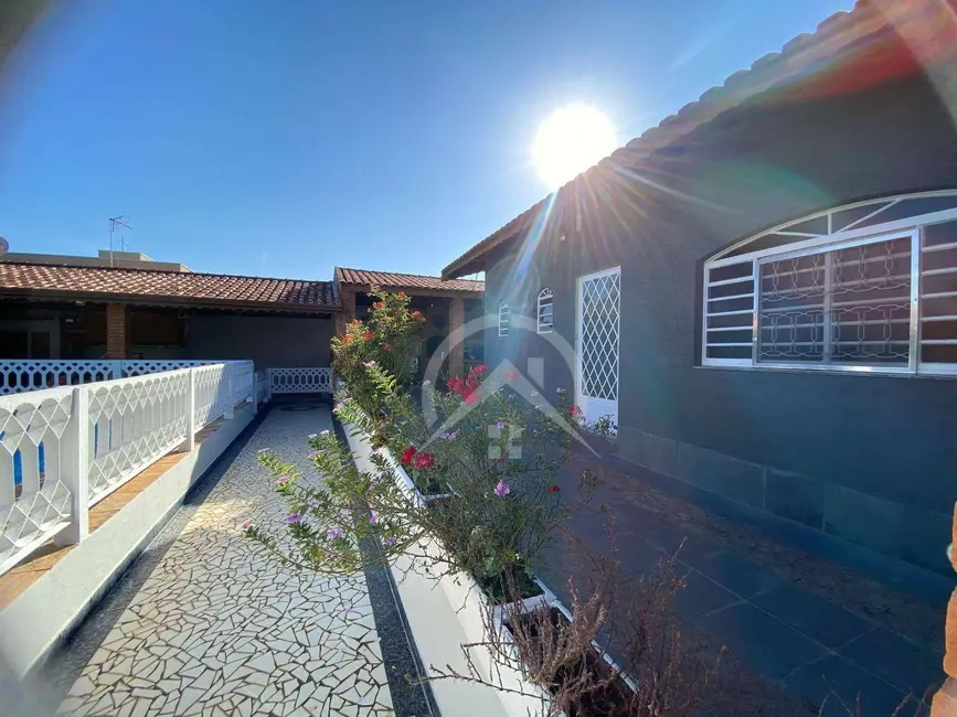Casa com 3 quartos para alugar, 492m2 em Jardim Alvinópolis, Atibaia - SP - imagem 1 Foto 1 de Casa com 3 quartos para alugar, 492m2 em Jardim Alvinópolis, Atibaia - SP