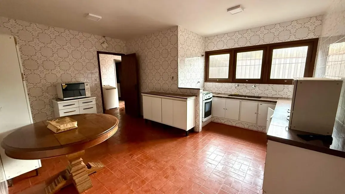 Foto 6 de Casa com 4 quartos para alugar, 1000m2 em Vila Santista, Atibaia - SP