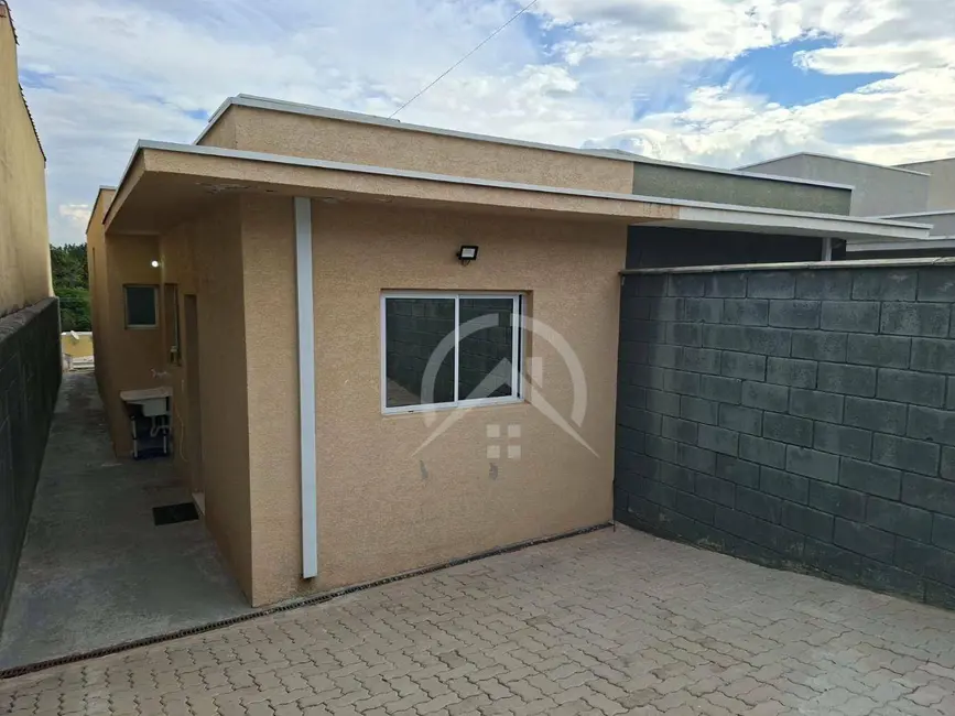 Casa com 2 quartos para alugar, 185m2 em Jardim Santo Antônio, Atibaia - SP - imagem 1 Foto 1 de Casa com 2 quartos para alugar, 185m2 em Jardim Santo Antônio, Atibaia - SP