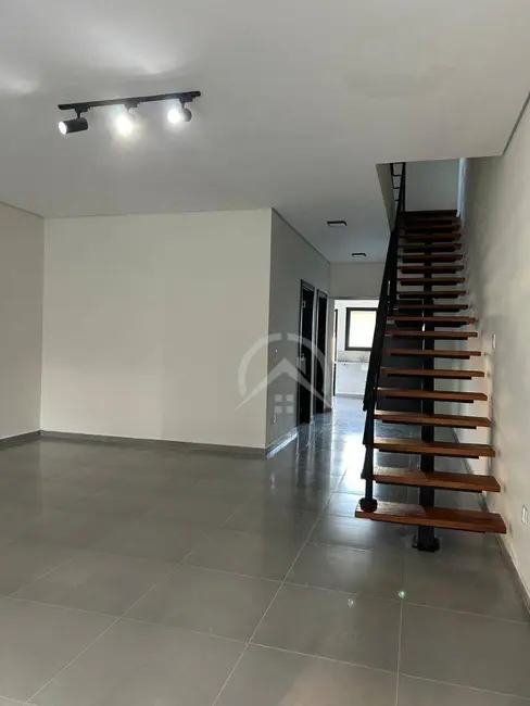 Sobrado com 4 quartos para alugar, 200m2 em Centro, Atibaia - SP - imagem 2 Foto 2 de Sobrado com 4 quartos para alugar, 200m2 em Centro, Atibaia - SP