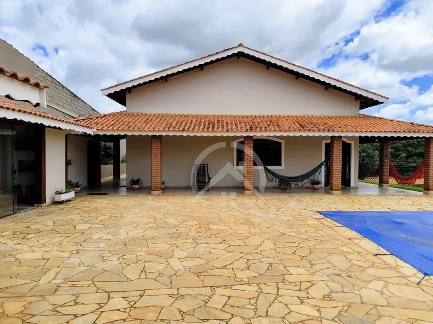 Chácara com 8 quartos à venda, 1390m2 em Piracaia - SP - imagem 1 Foto 1 de Chácara com 8 quartos à venda, 1390m2 em Piracaia - SP