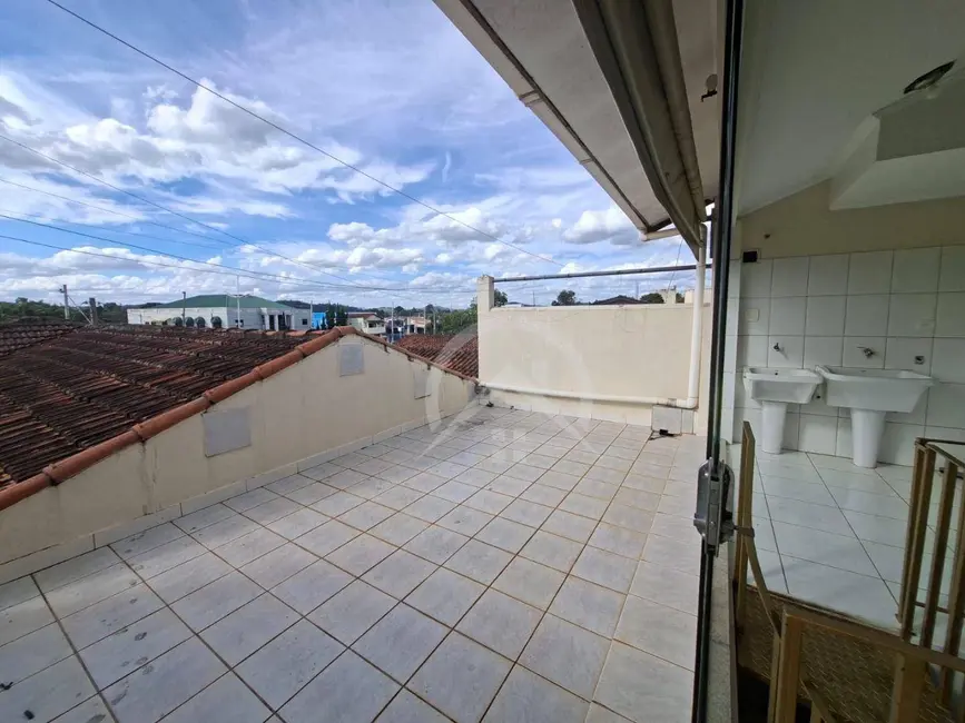 Casa com 3 quartos para alugar, 500m2 em Vila Rica, Atibaia - SP - imagem 3 Foto 3 de Casa com 3 quartos para alugar, 500m2 em Vila Rica, Atibaia - SP