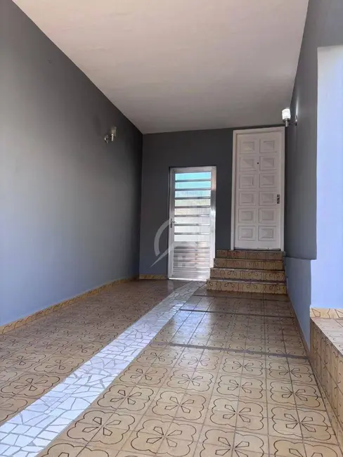 Casa com 2 quartos para alugar, 150m2 em Alvinópolis, Atibaia - SP - imagem 2 Foto 2 de Casa com 2 quartos para alugar, 150m2 em Alvinópolis, Atibaia - SP