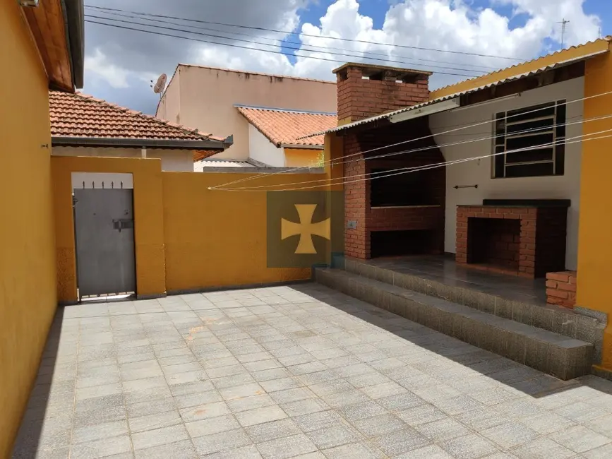 Casa com 3 quartos para alugar, 180m2 em Vila Bianchi, Braganca Paulista - SP - imagem 3 Foto 3 de Casa com 3 quartos para alugar, 180m2 em Vila Bianchi, Braganca Paulista - SP