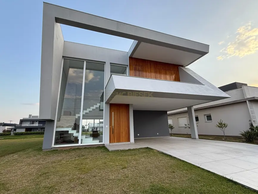 Casa de Condomínio com 4 quartos à venda, 330m2 em Torres - RS - imagem 2 Foto 2 de Casa de Condomínio com 4 quartos à venda, 330m2 em Torres - RS