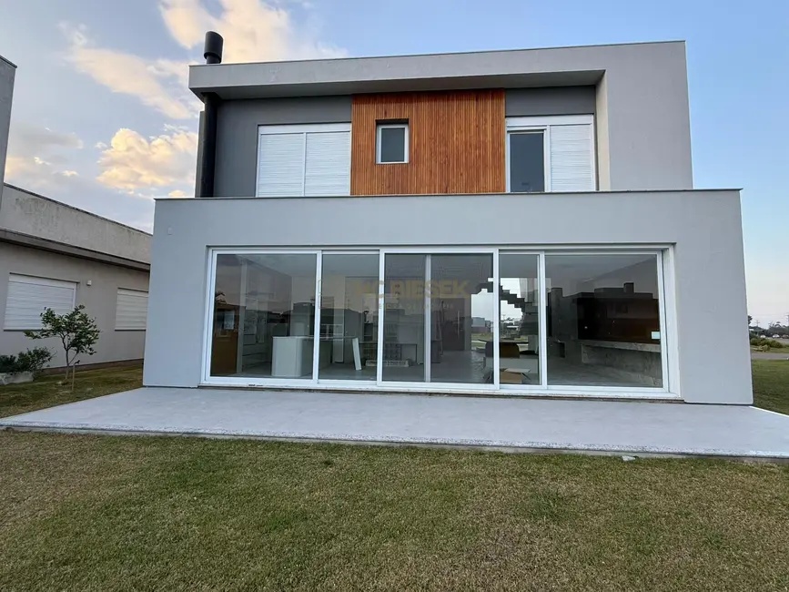 Casa de Condomínio com 4 quartos à venda, 330m2 em Torres - RS - imagem 3 Foto 3 de Casa de Condomínio com 4 quartos à venda, 330m2 em Torres - RS