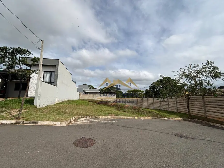 Foto 1 de Terreno / Lote à venda, 348m2 em Tatui - SP