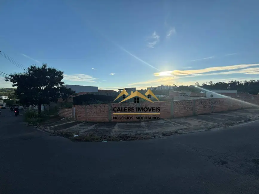 Foto 1 de Terreno / Lote à venda, 281m2 em Tatui - SP