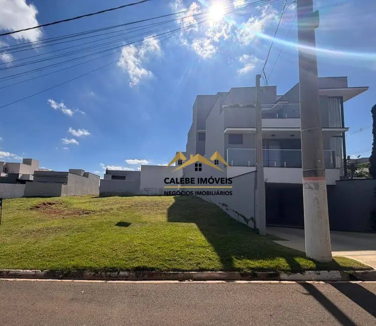 Foto 1 de Terreno / Lote à venda, 175m2 em Tatui - SP
