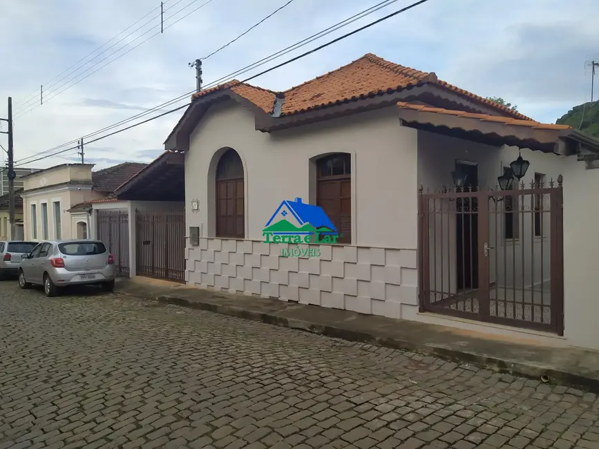 Casa com 4 quartos à venda, 240m2 em Centro, Aiuruoca - MG - imagem 1 Foto 1 de Casa com 4 quartos à venda, 240m2 em Centro, Aiuruoca - MG