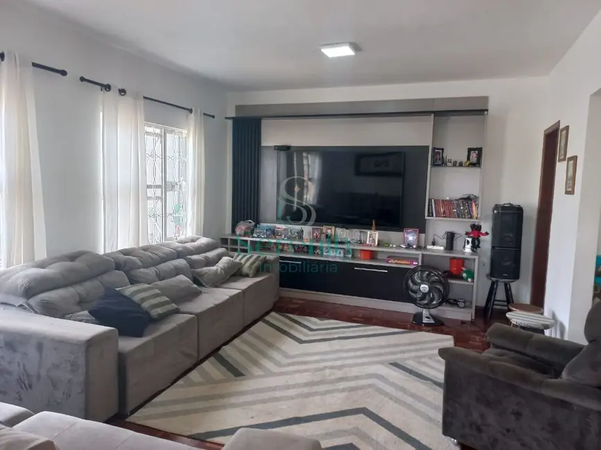 Casa com 3 quartos à venda, 248m2 em Coliseu, Londrina - PR - imagem 8 Foto 8 de Casa com 3 quartos à venda, 248m2 em Coliseu, Londrina - PR