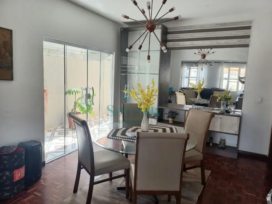 Casa com 3 quartos à venda, 248m2 em Coliseu, Londrina - PR - imagem 9 Foto 9 de Casa com 3 quartos à venda, 248m2 em Coliseu, Londrina - PR