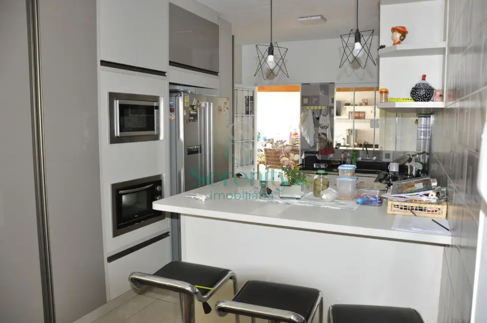 Casa com 3 quartos à venda, 248m2 em Coliseu, Londrina - PR - imagem 4 Foto 4 de Casa com 3 quartos à venda, 248m2 em Coliseu, Londrina - PR