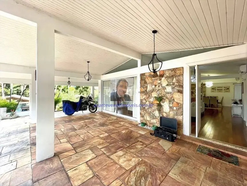 Casa com 4 quartos à venda, 850m2 em Vila Santo Antônio, Cotia - SP - imagem 5 Foto 5 de Casa com 4 quartos à venda, 850m2 em Vila Santo Antônio, Cotia - SP