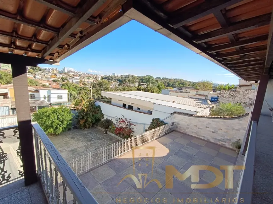 Casa com 4 quartos à venda, 314m2 em Eymard, Belo Horizonte - MG - imagem 4 Foto 4 de Casa com 4 quartos à venda, 314m2 em Eymard, Belo Horizonte - MG