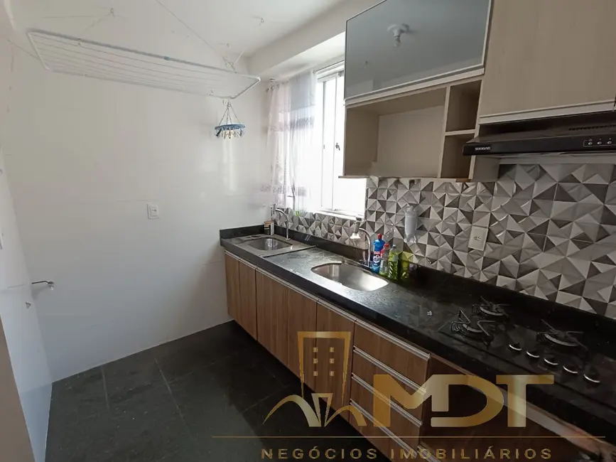 Foto 2 de Apartamento com 2 quartos à venda, 60m2 em Heliópolis, Belo Horizonte - MG