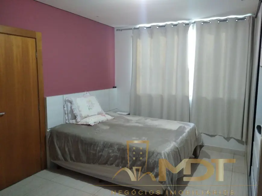 Foto 1 de Casa com 4 quartos à venda, 300m2 em Santa Mônica, Belo Horizonte - MG