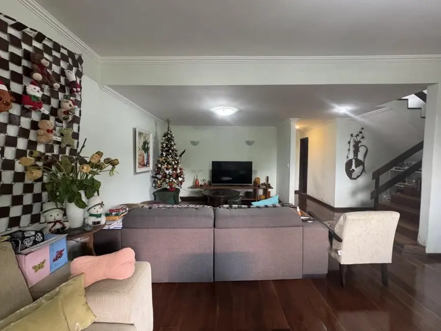 Foto 2 de Casa com 4 quartos à venda, 225m2 em Democrata, Juiz De Fora - MG