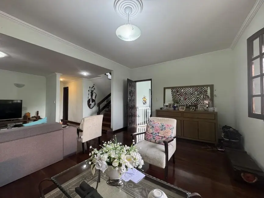 Foto 3 de Casa com 4 quartos à venda, 225m2 em Democrata, Juiz De Fora - MG