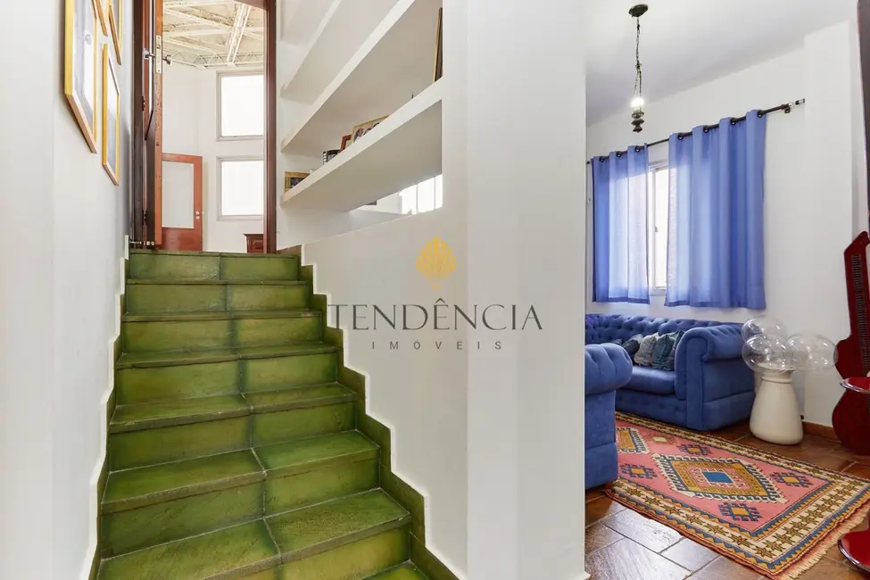 Apartamento com 4 quartos à venda, 241m2 em Centro Cívico, Curitiba - PR - imagem 5 Foto 5 de Apartamento com 4 quartos à venda, 241m2 em Centro Cívico, Curitiba - PR