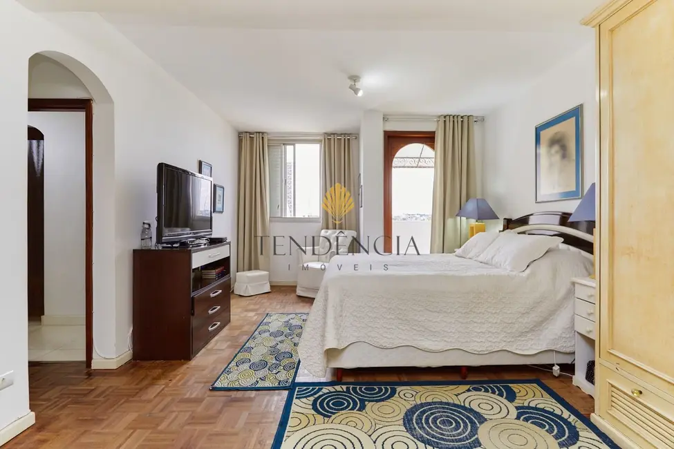 Apartamento com 4 quartos à venda, 241m2 em Centro Cívico, Curitiba - PR - imagem 9 Foto 9 de Apartamento com 4 quartos à venda, 241m2 em Centro Cívico, Curitiba - PR