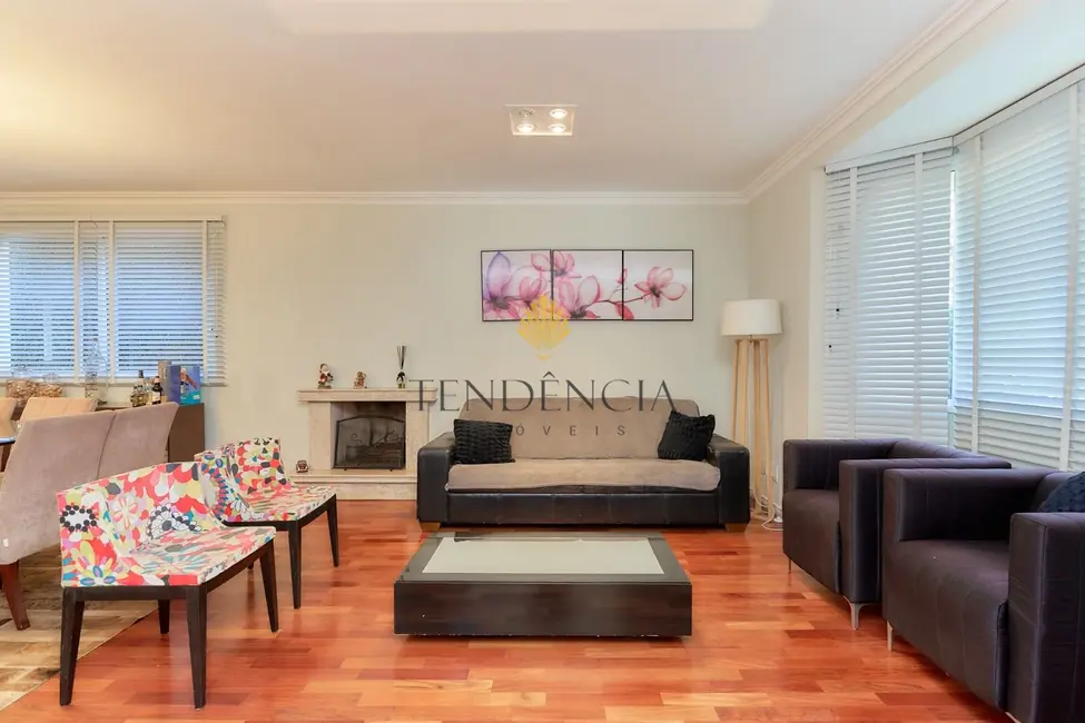 Casa com 4 quartos à venda, 266m2 em Butiatuvinha, Curitiba - PR - imagem 4 Foto 4 de Casa com 4 quartos à venda, 266m2 em Butiatuvinha, Curitiba - PR