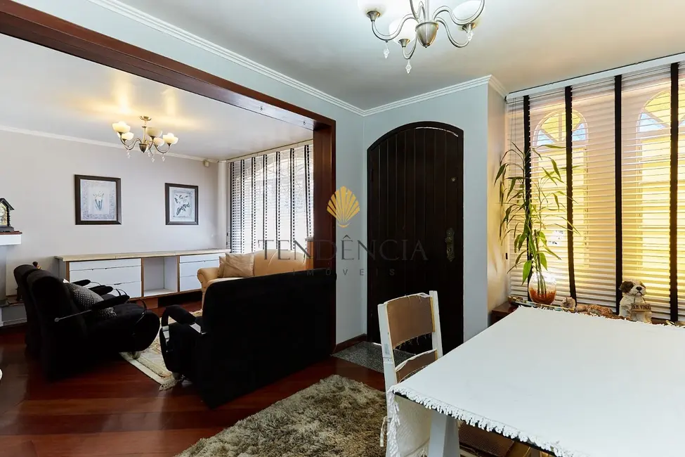 Sobrado com 4 quartos à venda, 182m2 em Jardim das Américas, Curitiba - PR - imagem 3 Foto 3 de Sobrado com 4 quartos à venda, 182m2 em Jardim das Américas, Curitiba - PR