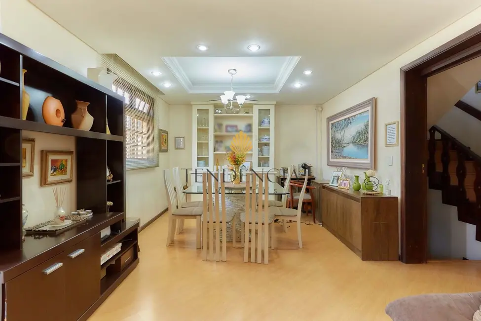 Sobrado com 3 quartos à venda, 175m2 em Santo Inácio, Curitiba - PR - imagem 6 Foto 6 de Sobrado com 3 quartos à venda, 175m2 em Santo Inácio, Curitiba - PR