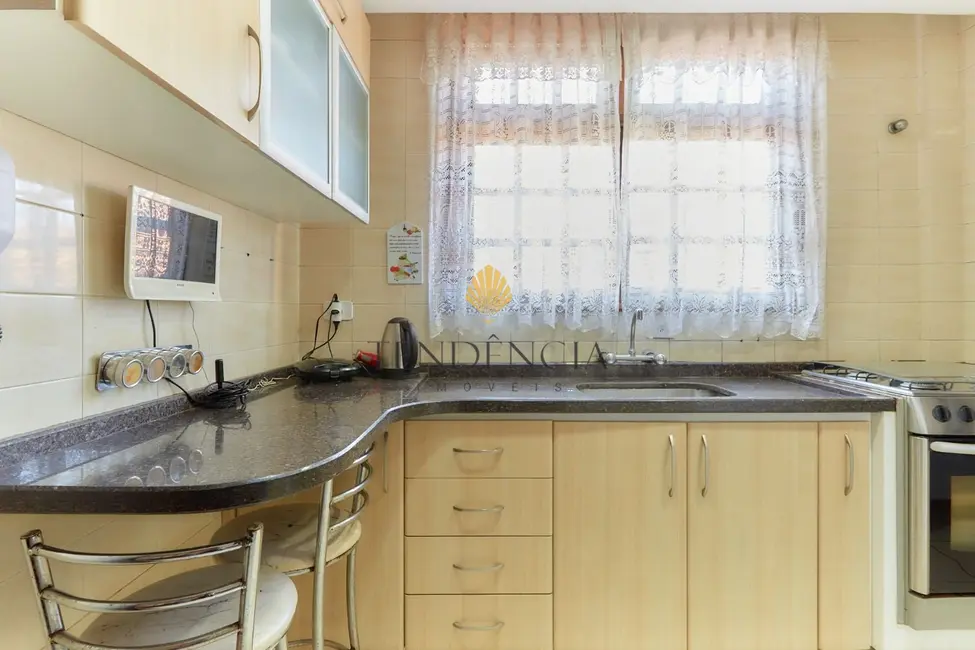 Sobrado com 3 quartos à venda, 175m2 em Santo Inácio, Curitiba - PR - imagem 8 Foto 8 de Sobrado com 3 quartos à venda, 175m2 em Santo Inácio, Curitiba - PR