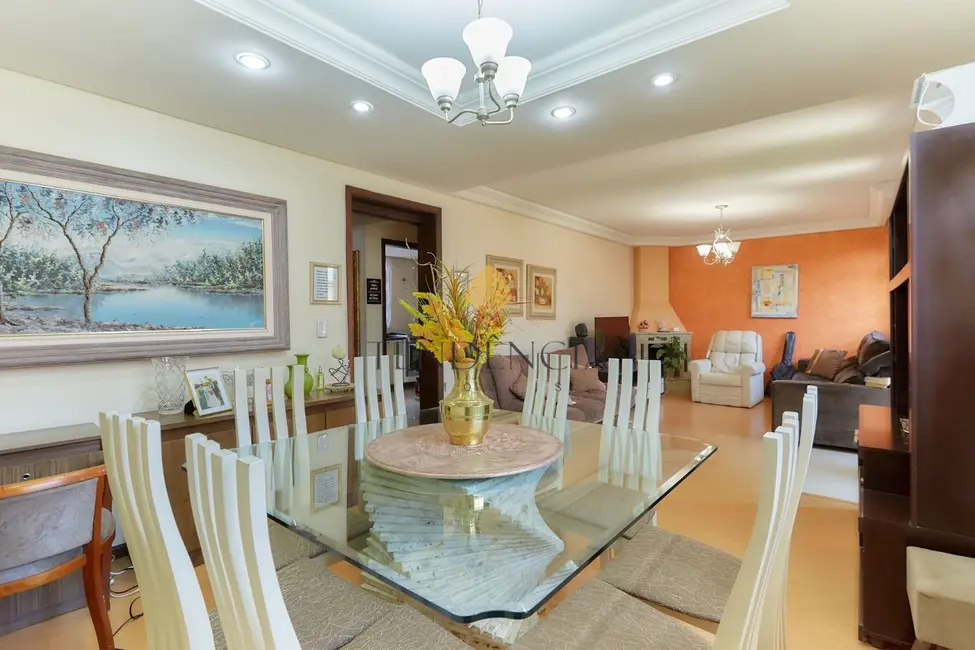 Sobrado com 3 quartos à venda, 175m2 em Santo Inácio, Curitiba - PR - imagem 3 Foto 3 de Sobrado com 3 quartos à venda, 175m2 em Santo Inácio, Curitiba - PR