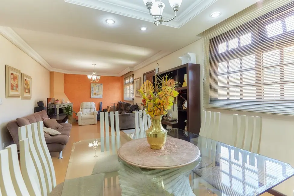 Sobrado com 3 quartos à venda, 175m2 em Santo Inácio, Curitiba - PR - imagem 4 Foto 4 de Sobrado com 3 quartos à venda, 175m2 em Santo Inácio, Curitiba - PR