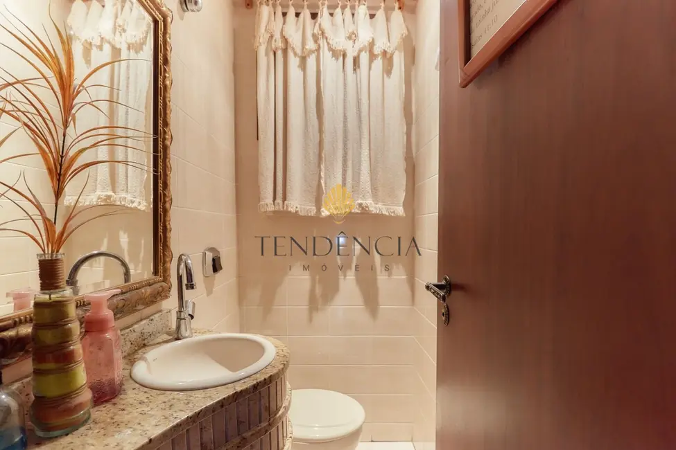 Sobrado com 3 quartos à venda, 175m2 em Santo Inácio, Curitiba - PR - imagem 7 Foto 7 de Sobrado com 3 quartos à venda, 175m2 em Santo Inácio, Curitiba - PR