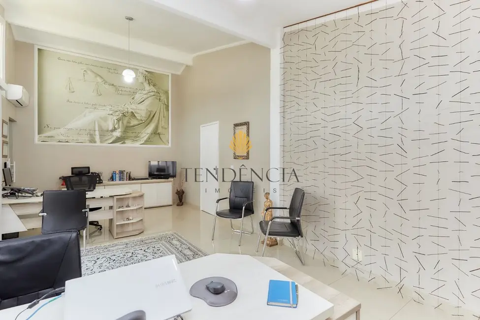 Casa com 3 quartos à venda, 400m2 em Pilarzinho, Curitiba - PR - imagem 3 Foto 3 de Casa com 3 quartos à venda, 400m2 em Pilarzinho, Curitiba - PR