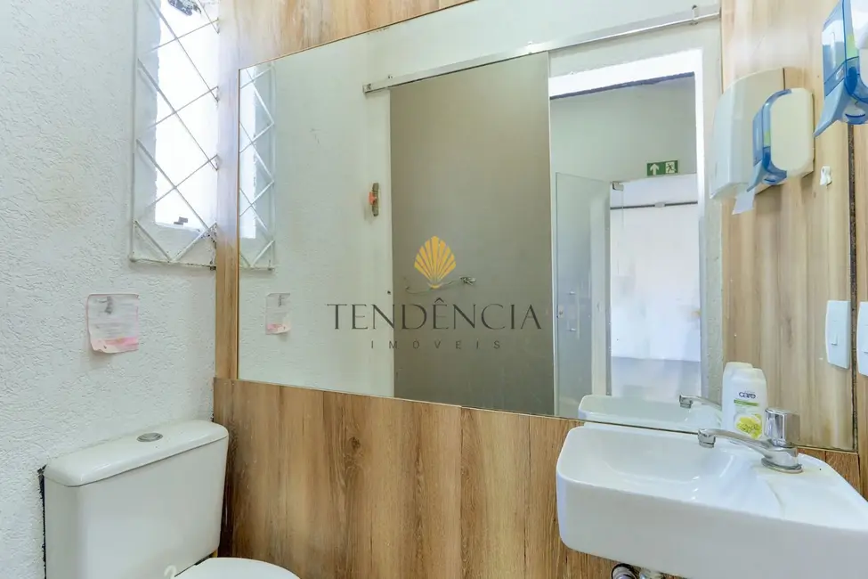 Armazém / Galpão à venda, 230m2 em Hauer, Curitiba - PR - imagem 7 Foto 7 de Armazém / Galpão à venda, 230m2 em Hauer, Curitiba - PR