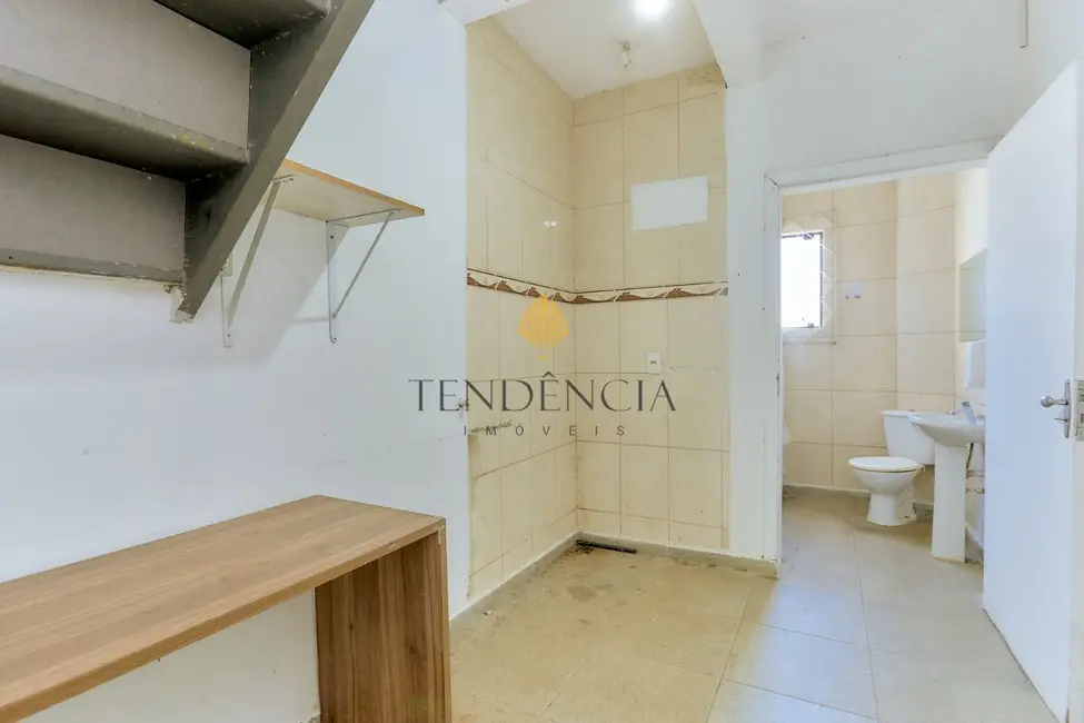 Armazém / Galpão à venda, 230m2 em Hauer, Curitiba - PR - imagem 8 Foto 8 de Armazém / Galpão à venda, 230m2 em Hauer, Curitiba - PR