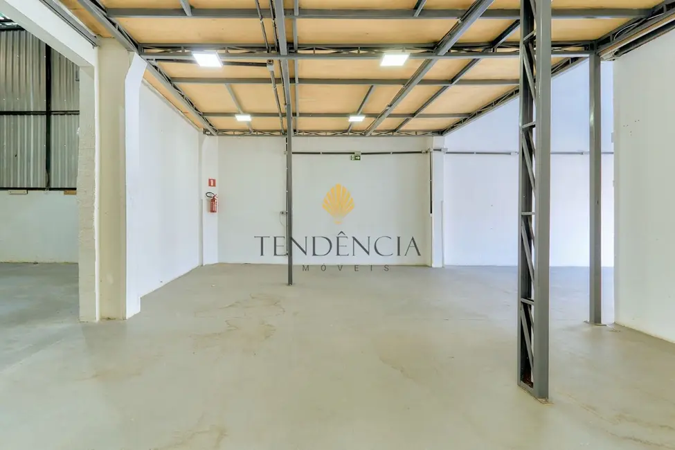 Armazém / Galpão à venda, 230m2 em Hauer, Curitiba - PR - imagem 3 Foto 3 de Armazém / Galpão à venda, 230m2 em Hauer, Curitiba - PR