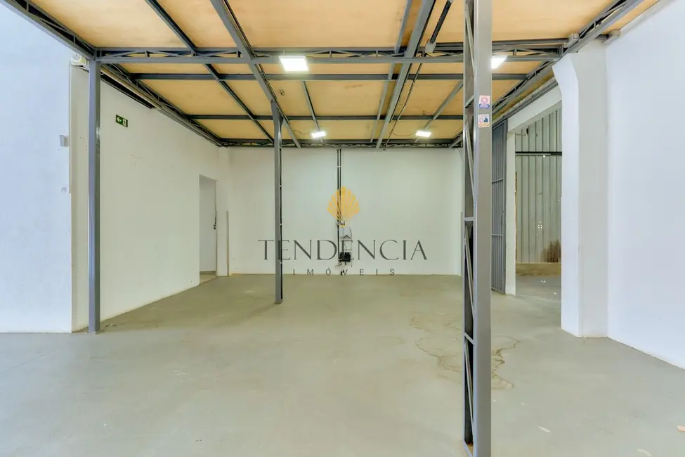 Armazém / Galpão à venda, 230m2 em Hauer, Curitiba - PR - imagem 4 Foto 4 de Armazém / Galpão à venda, 230m2 em Hauer, Curitiba - PR