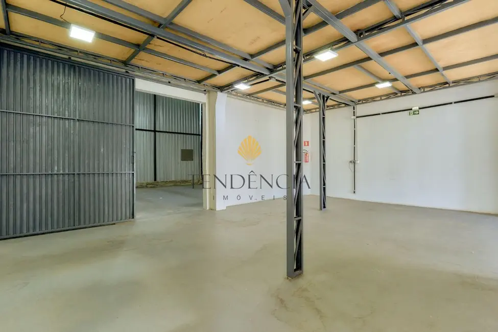 Armazém / Galpão à venda, 230m2 em Hauer, Curitiba - PR - imagem 5 Foto 5 de Armazém / Galpão à venda, 230m2 em Hauer, Curitiba - PR