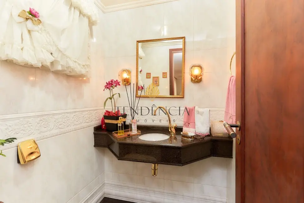 Casa com 4 quartos à venda, 226m2 em Santa Felicidade, Curitiba - PR - imagem 6 Foto 6 de Casa com 4 quartos à venda, 226m2 em Santa Felicidade, Curitiba - PR