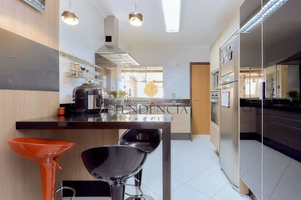 Sobrado com 4 quartos à venda, 230m2 em São Braz, Curitiba - PR - imagem 9 Foto 9 de Sobrado com 4 quartos à venda, 230m2 em São Braz, Curitiba - PR