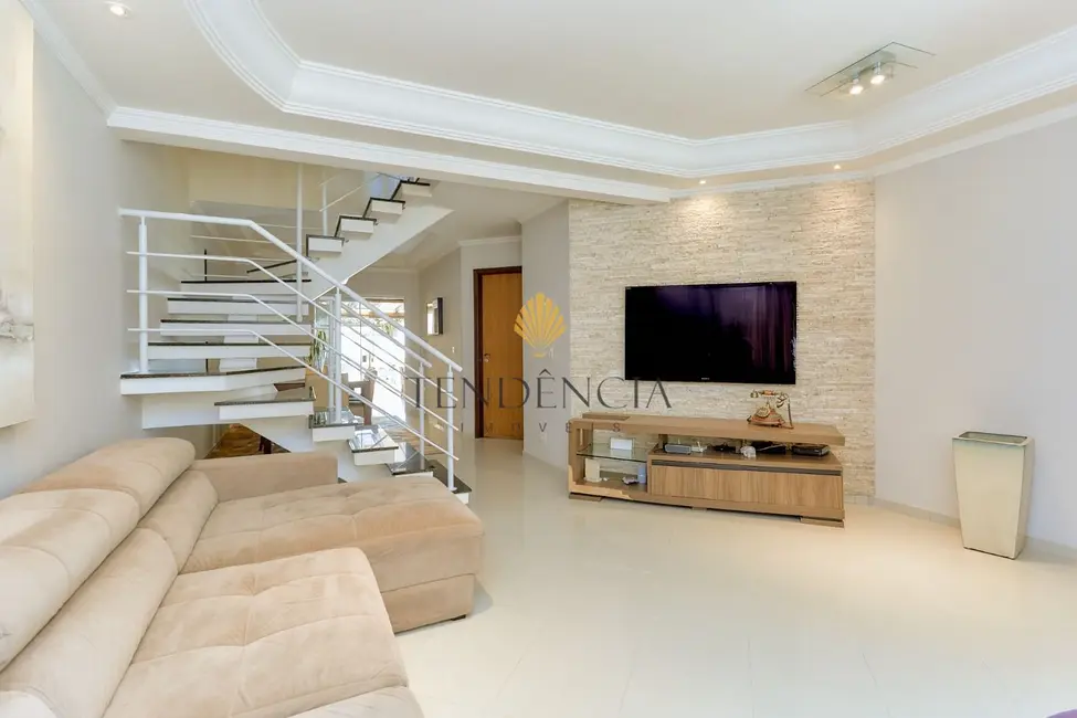 Sobrado com 4 quartos à venda, 230m2 em São Braz, Curitiba - PR - imagem 5 Foto 5 de Sobrado com 4 quartos à venda, 230m2 em São Braz, Curitiba - PR