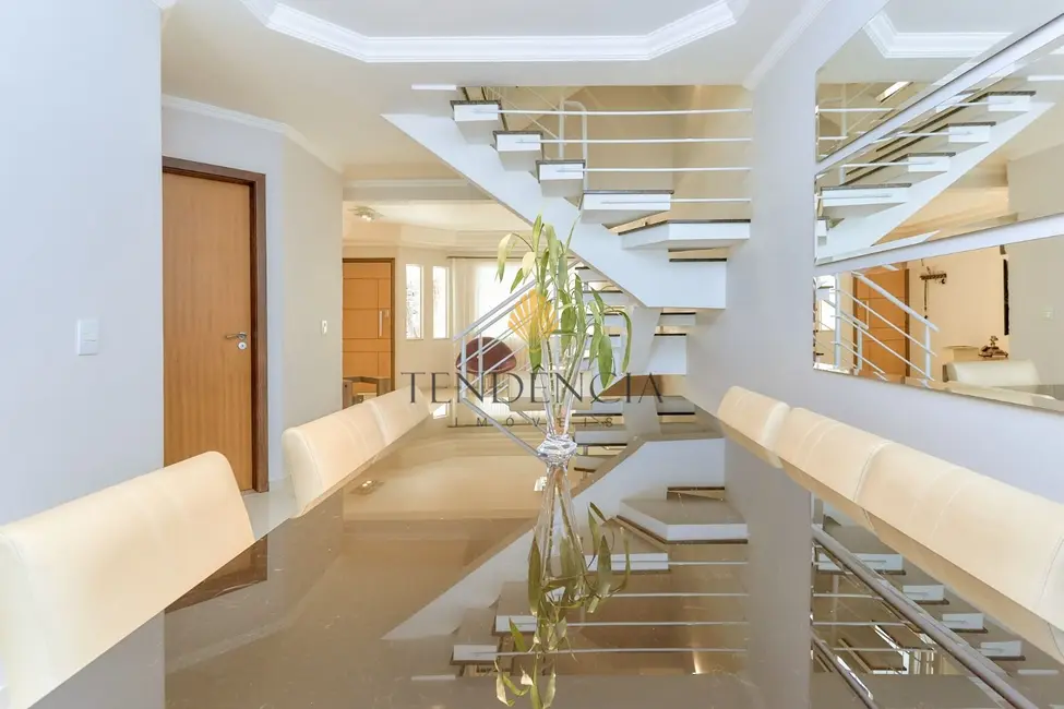 Sobrado com 4 quartos à venda, 230m2 em São Braz, Curitiba - PR - imagem 4 Foto 4 de Sobrado com 4 quartos à venda, 230m2 em São Braz, Curitiba - PR