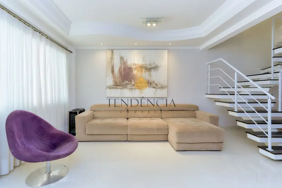 Sobrado com 4 quartos à venda, 230m2 em São Braz, Curitiba - PR - imagem 3 Foto 3 de Sobrado com 4 quartos à venda, 230m2 em São Braz, Curitiba - PR