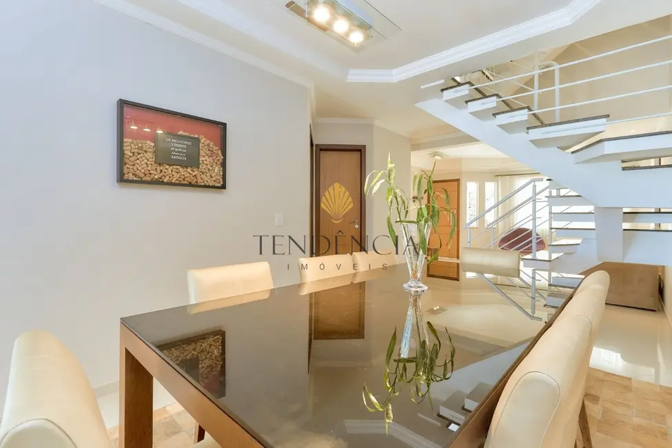 Sobrado com 4 quartos à venda, 230m2 em São Braz, Curitiba - PR - imagem 6 Foto 6 de Sobrado com 4 quartos à venda, 230m2 em São Braz, Curitiba - PR