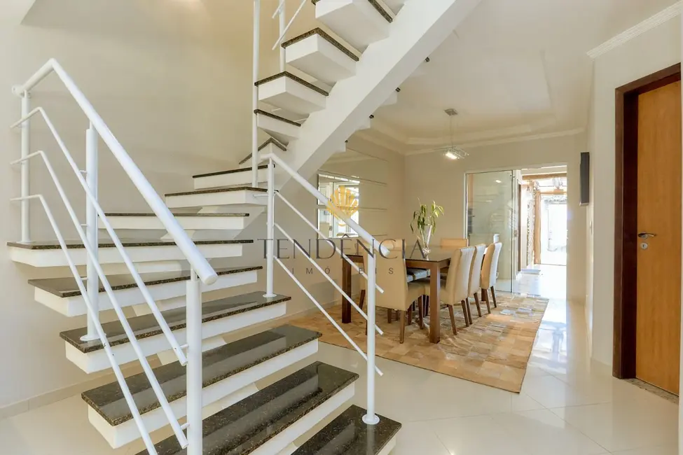 Sobrado com 4 quartos à venda, 230m2 em São Braz, Curitiba - PR - imagem 8 Foto 8 de Sobrado com 4 quartos à venda, 230m2 em São Braz, Curitiba - PR