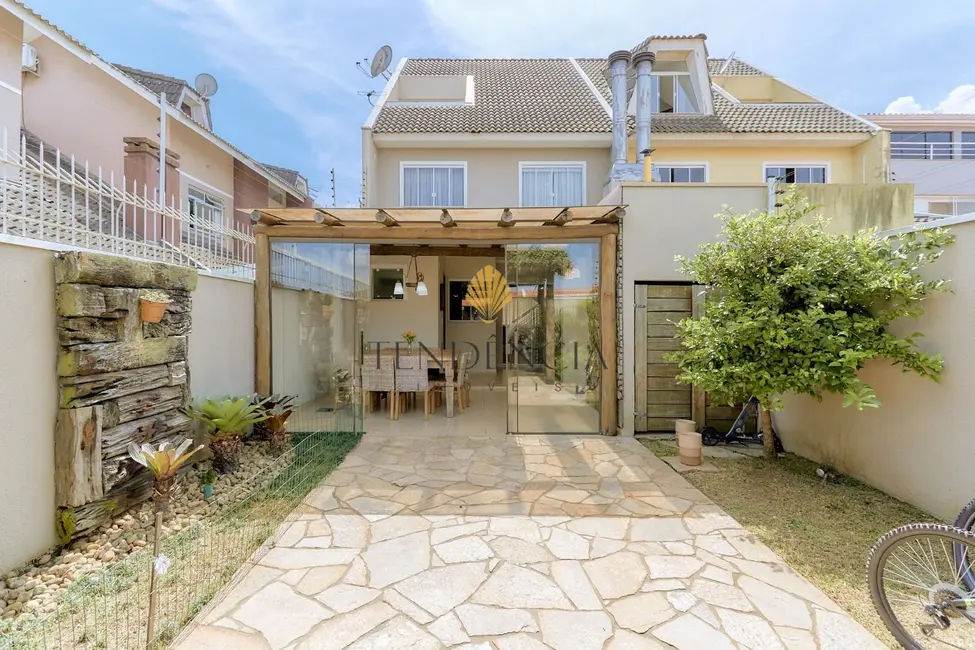 Sobrado com 4 quartos à venda, 230m2 em São Braz, Curitiba - PR - imagem 1 Foto 1 de Sobrado com 4 quartos à venda, 230m2 em São Braz, Curitiba - PR