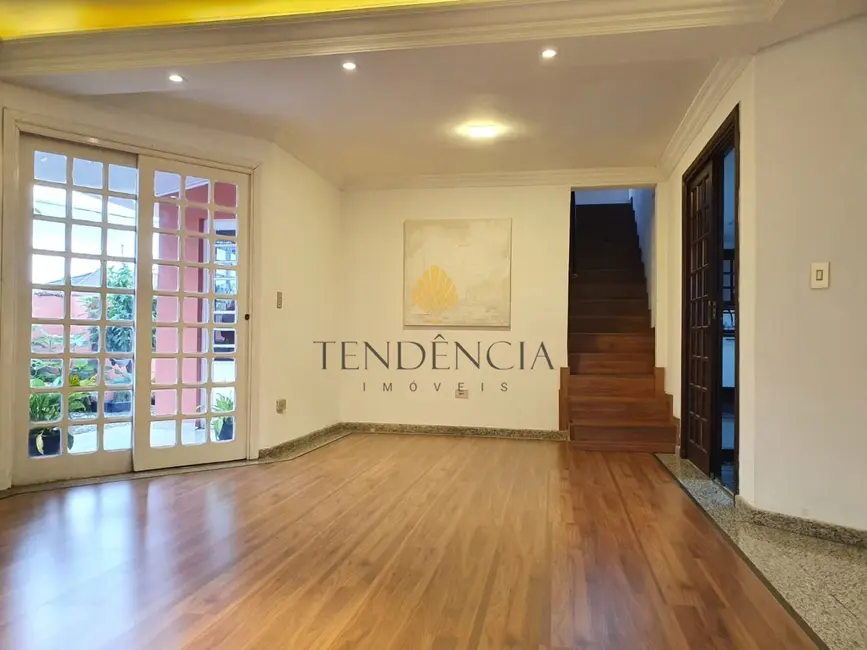 Sobrado com 3 quartos à venda, 299m2 em São Braz, Curitiba - PR - imagem 3 Foto 3 de Sobrado com 3 quartos à venda, 299m2 em São Braz, Curitiba - PR