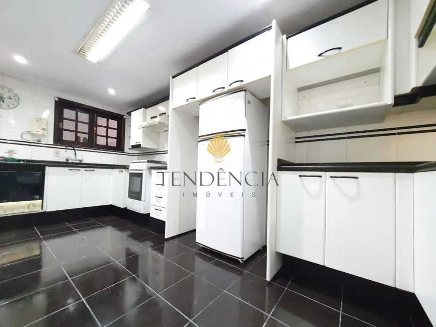 Sobrado com 3 quartos à venda, 299m2 em São Braz, Curitiba - PR - imagem 7 Foto 7 de Sobrado com 3 quartos à venda, 299m2 em São Braz, Curitiba - PR