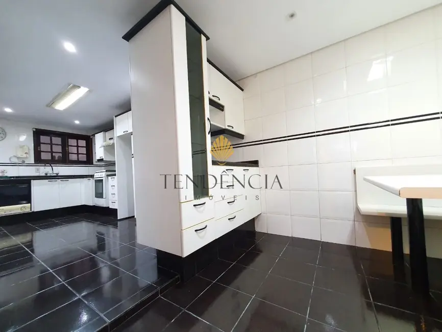 Sobrado com 3 quartos à venda, 299m2 em São Braz, Curitiba - PR - imagem 8 Foto 8 de Sobrado com 3 quartos à venda, 299m2 em São Braz, Curitiba - PR