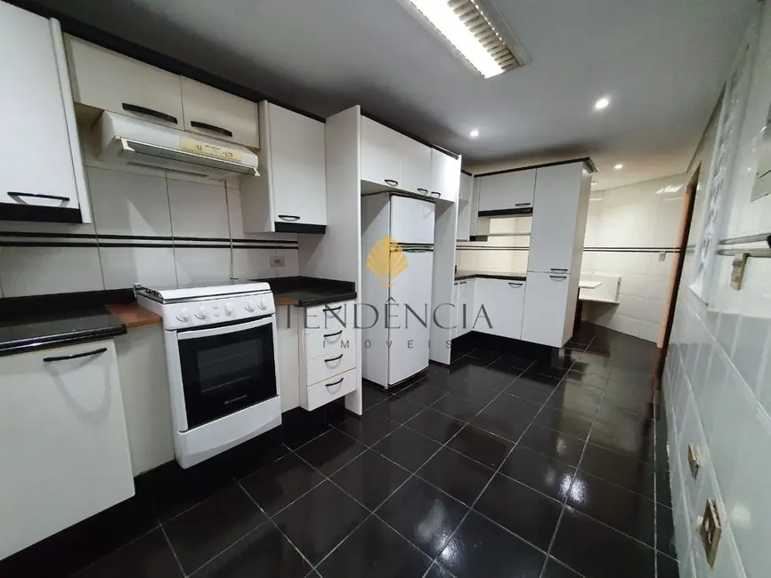 Sobrado com 3 quartos à venda, 299m2 em São Braz, Curitiba - PR - imagem 6 Foto 6 de Sobrado com 3 quartos à venda, 299m2 em São Braz, Curitiba - PR